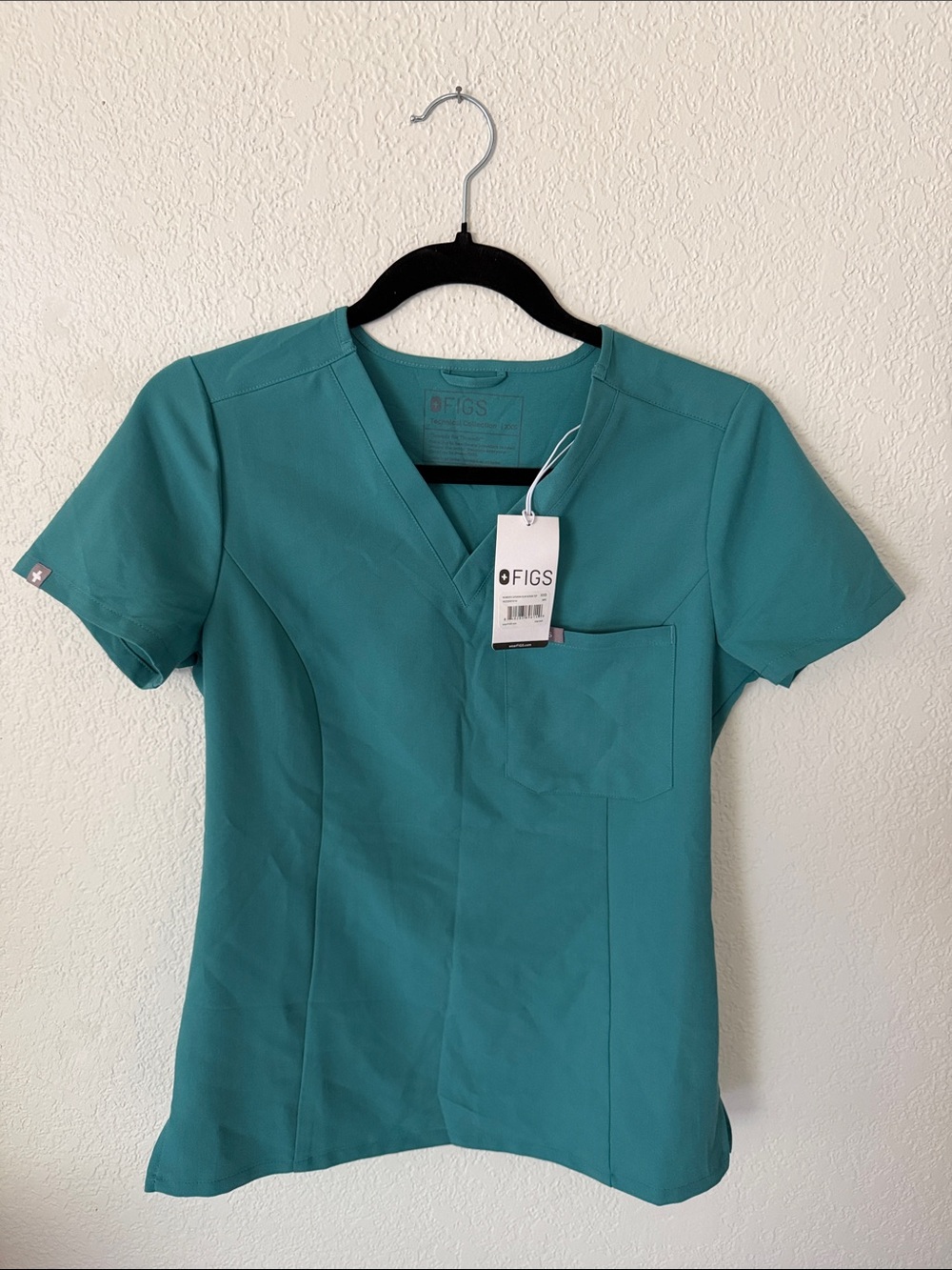 NWT FIGS Catarina Slim Scrub Top in Cactus